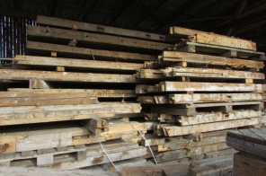Historic reclaimed wood and beams made from regional solid wood for DIY enthusiasts and professionals, ideal for one-of-a-kind tables, exposed timber framing, beds, and benches. At the Holzhandel Zentrallager in Leinfelden near Stuttgart, you can personal