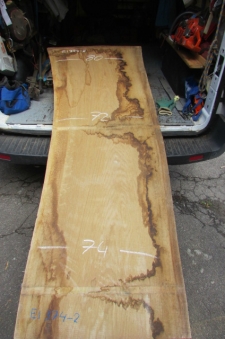 Oak tabletop blank from Gunzenhausen near Lake Brombach. From an exceptional log, flawless, extremely flat, with natural edge. View and select at Patrick Herrman’s lumberyard in 70771 Leinfelden near Stuttgart.