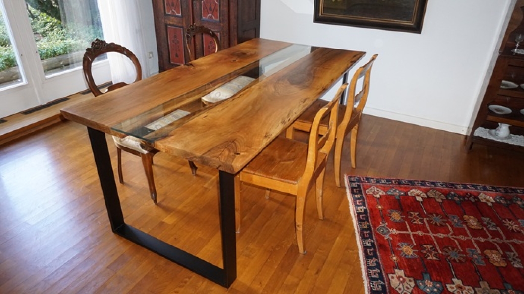 Nussbaum Designer Esstisch Unikat mit Glaseinlage, handgefertigt in der Tischmanufaktur Patrick Herrmann aus Stuttgart