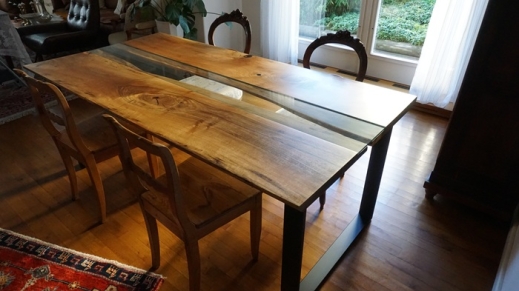 Designer Esstisch Walnussholz mit Glaseinlage, edel und modern, handgefertigt von Patrick Herrmann der Tischmanufaktur mit eigenem Holzhandel aus Stuttgart