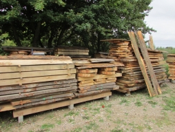 Exclusive lumber and planks from the Stuttgart and Nuremberg regions. Long-seasoned solid wood with natural wane in over 20 different wood species (from oak and pear to sequoia and cedar), available in many sizes and shapes for DIYers and professionals in