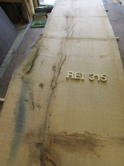 Monolith tabletop blank from a historic red oak tree in a castle garden near Stuttgart—huge and one-of-a-kind, ideal as a unique dining table or conference table. View and select at Patrick Herrmann’s lumberyard in Stuttgart / Mobilsäge-BW