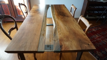 Nussbaum Esstisch mit Glasplatte, ein handgefertigtes Unikat aus der Tischmanufaktur von Patrick Herrmann aus Stuttgart