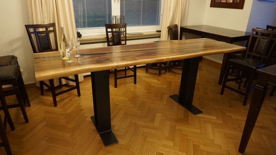 Bar Esstisch Unikat Nussbaum mit Baumkante