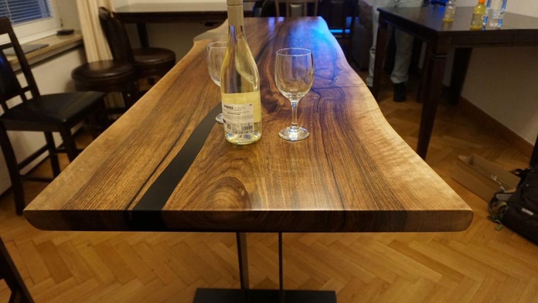 Bartisch Walnussholz mit Epoxidharz